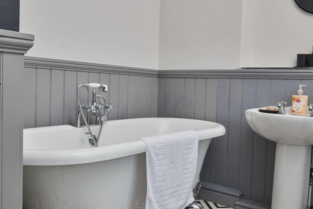 Cosy 3-Bedroom House In Seaham - Street Parking Exterior foto